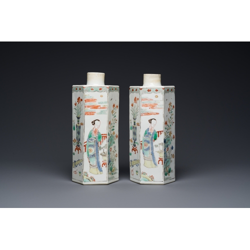 179 - A pair of Chinese famille verte hexagonal tea caddies, KangxiDescription:H.: 28,5 cm (excl. the lids... 