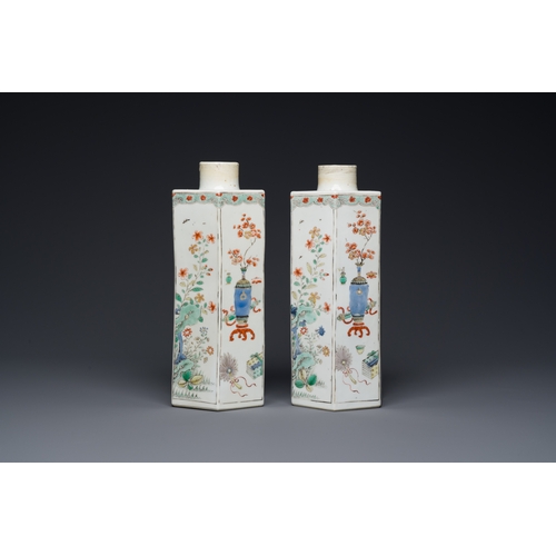 179 - A pair of Chinese famille verte hexagonal tea caddies, KangxiDescription:H.: 28,5 cm (excl. the lids... 