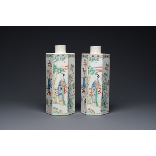 179 - A pair of Chinese famille verte hexagonal tea caddies, KangxiDescription:H.: 28,5 cm (excl. the lids... 