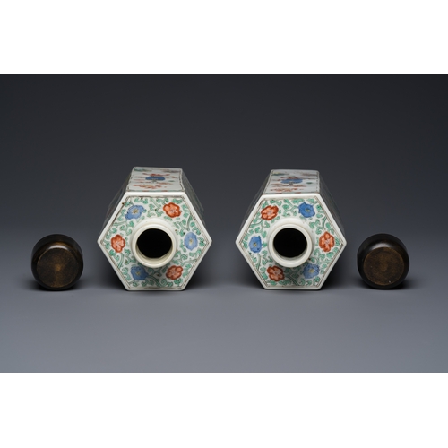 179 - A pair of Chinese famille verte hexagonal tea caddies, KangxiDescription:H.: 28,5 cm (excl. the lids... 