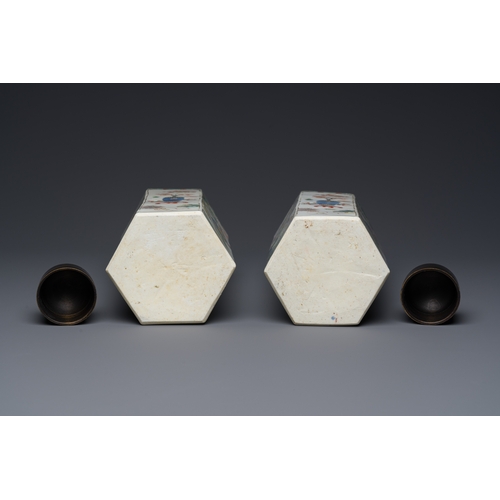 179 - A pair of Chinese famille verte hexagonal tea caddies, KangxiDescription:H.: 28,5 cm (excl. the lids... 