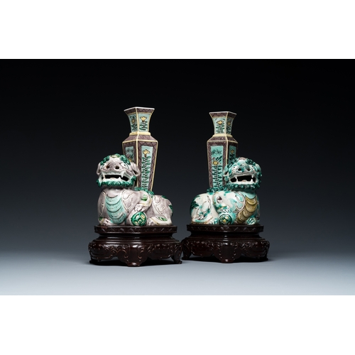 182 - A pair of Chinese verte biscuit vases resting on Buddhist lions, KangxiDescription:H.: 22,5 cm (incl... 