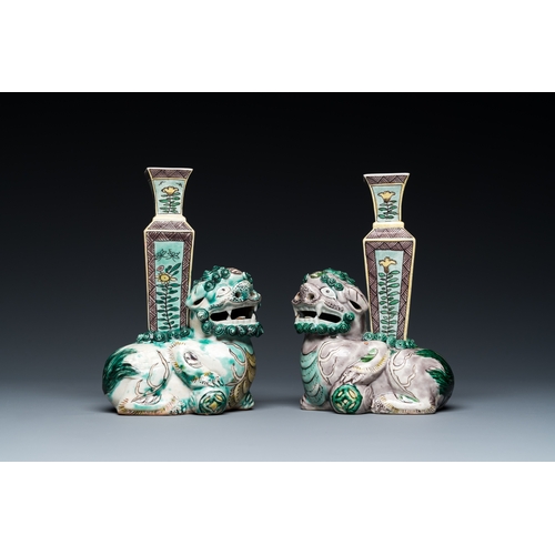 182 - A pair of Chinese verte biscuit vases resting on Buddhist lions, KangxiDescription:H.: 22,5 cm (incl... 