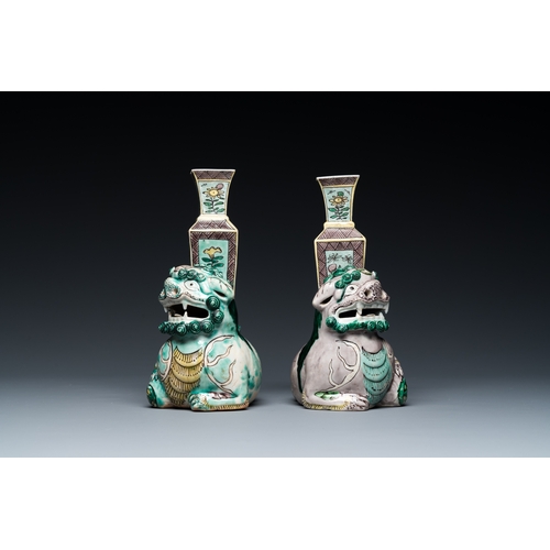 182 - A pair of Chinese verte biscuit vases resting on Buddhist lions, KangxiDescription:H.: 22,5 cm (incl... 