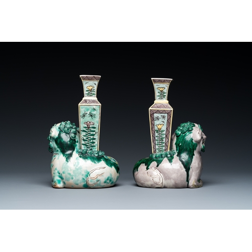 182 - A pair of Chinese verte biscuit vases resting on Buddhist lions, KangxiDescription:H.: 22,5 cm (incl... 