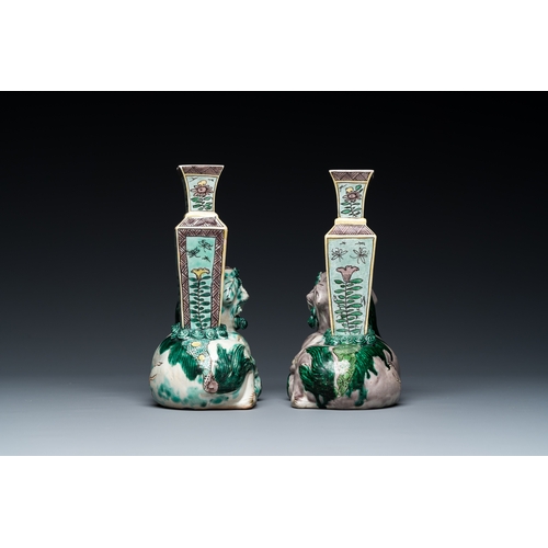 182 - A pair of Chinese verte biscuit vases resting on Buddhist lions, KangxiDescription:H.: 22,5 cm (incl... 