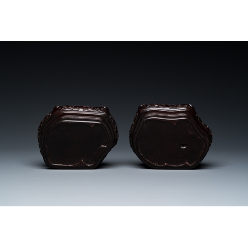 182 - A pair of Chinese verte biscuit vases resting on Buddhist lions, KangxiDescription:H.: 22,5 cm (incl... 