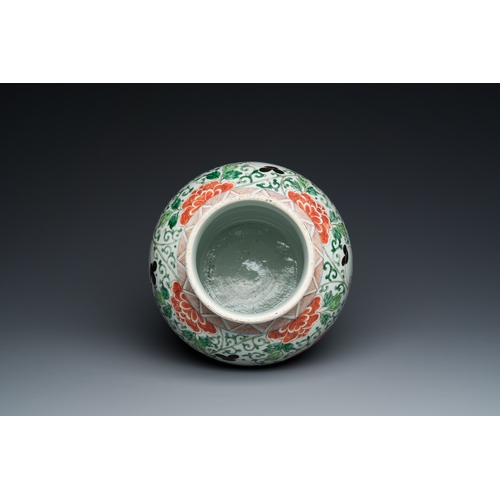 183 - A Chinese famille verte 'Hehe Erxian' vase, KangxiDescription:H.: 31,3 cmCondition:The absence of a ... 