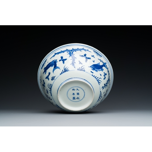 194 - A Chinese blue and white 'carps' bowl, Chenghua mark, KangxiDescription:Dia.: 22 cm - H.: 9 cmCondit... 