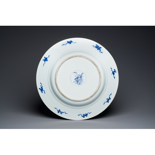 199 - An exceptionally large Chinese blue and white 'peacock rim' dish, KangxiDescription:Dia.: 55,5 cm - ... 