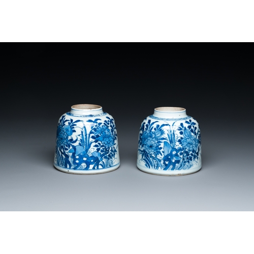 200 - A pair of Chinese blue and white bell-shaped water pots, KangxiDescription:Dia.: 9 - H.: 8,5 cmCondi... 