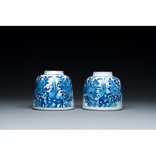 200 - A pair of Chinese blue and white bell-shaped water pots, KangxiDescription:Dia.: 9 - H.: 8,5 cmCondi... 