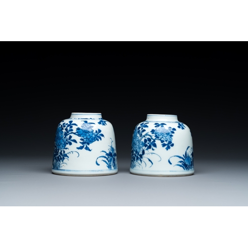 200 - A pair of Chinese blue and white bell-shaped water pots, KangxiDescription:Dia.: 9 - H.: 8,5 cmCondi... 