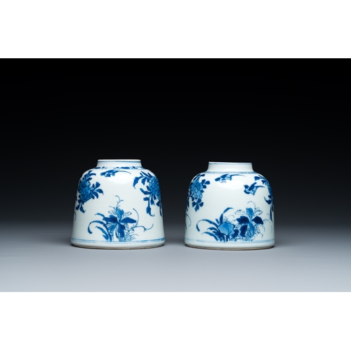 200 - A pair of Chinese blue and white bell-shaped water pots, KangxiDescription:Dia.: 9 - H.: 8,5 cmCondi... 