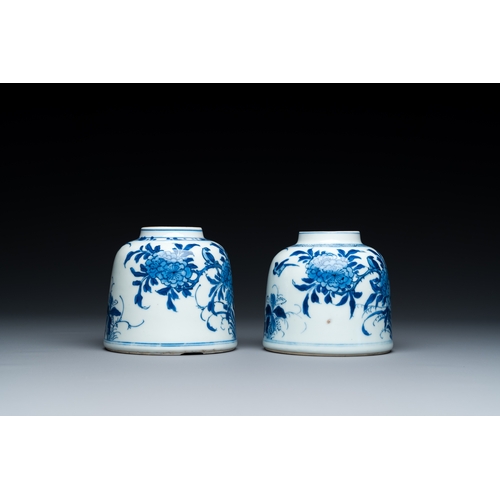 200 - A pair of Chinese blue and white bell-shaped water pots, KangxiDescription:Dia.: 9 - H.: 8,5 cmCondi... 