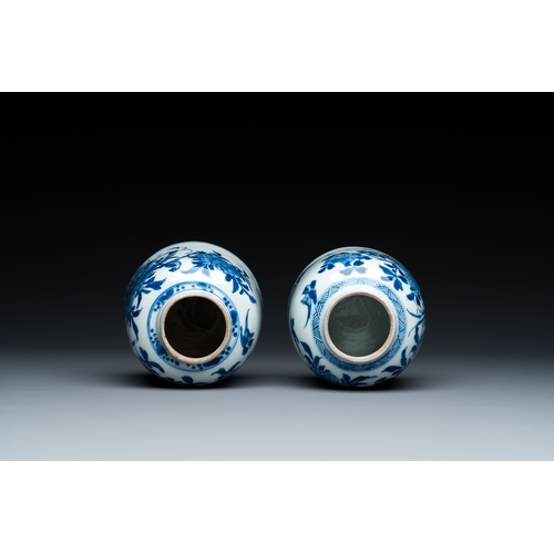 200 - A pair of Chinese blue and white bell-shaped water pots, KangxiDescription:Dia.: 9 - H.: 8,5 cmCondi... 