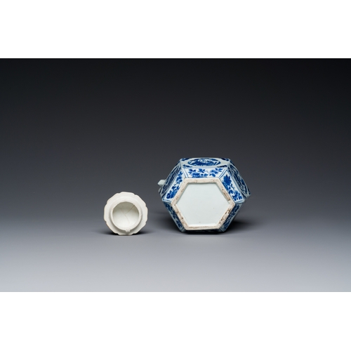 202 - A rare Chinese hexagonal blue and white kendi and cover, KangxiDescription:H.: 23 cm Provenance:- A ... 