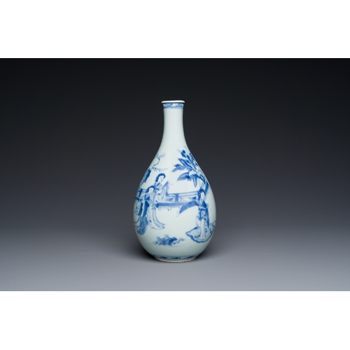 203 - A Chinese blue and white pear-shaped 'narrative subject' vase, KangxiDescription:H.: 22,5 cmConditio... 