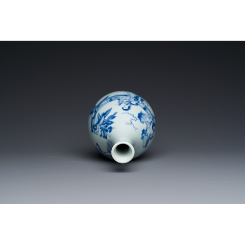 203 - A Chinese blue and white pear-shaped 'narrative subject' vase, KangxiDescription:H.: 22,5 cmConditio... 