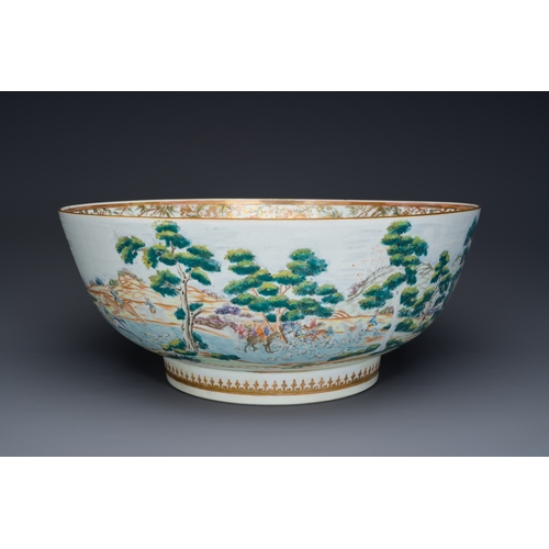 235 - A large Chinese famille rose 'fox hunt' bowl, QianlongDescription:Dia.: 38,5 - H.: 16,5 cm The desig... 