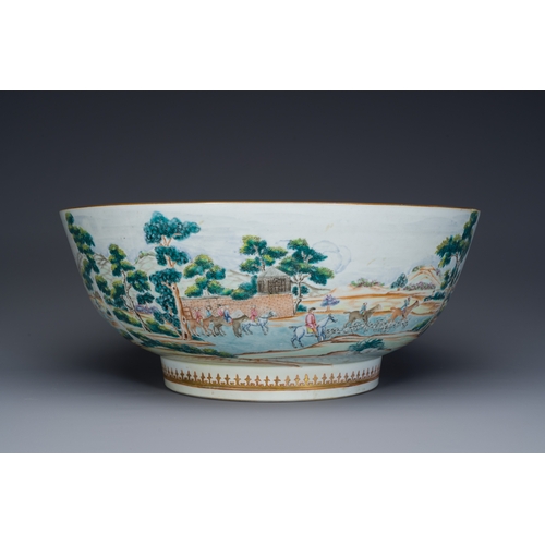 235 - A large Chinese famille rose 'fox hunt' bowl, QianlongDescription:Dia.: 38,5 - H.: 16,5 cm The desig... 