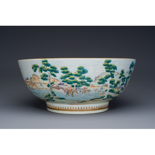 235 - A large Chinese famille rose 'fox hunt' bowl, QianlongDescription:Dia.: 38,5 - H.: 16,5 cm The desig... 