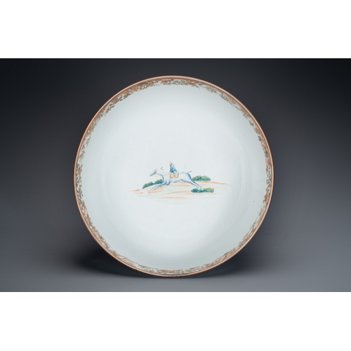 235 - A large Chinese famille rose 'fox hunt' bowl, QianlongDescription:Dia.: 38,5 - H.: 16,5 cm The desig... 