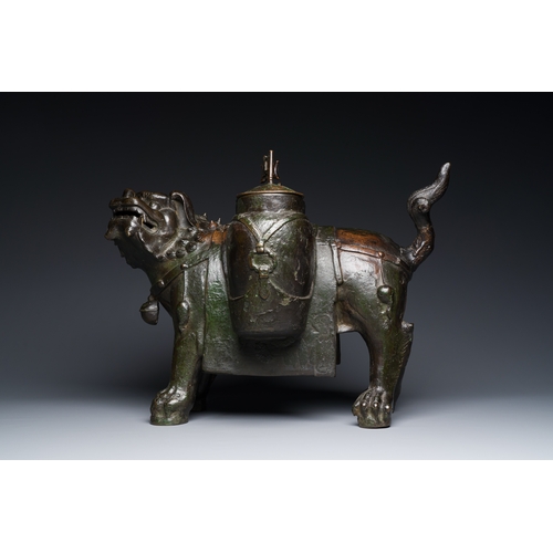 248 - A large Chinese bronze 'touhu' or arrow vase in the shape of a lion, MingDescription:L.: 50 cm - H.:... 