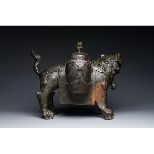 248 - A large Chinese bronze 'touhu' or arrow vase in the shape of a lion, MingDescription:L.: 50 cm - H.:... 