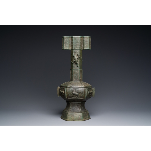 249 - A large Chinese bronze 'touhu' or arrow vase, YuanDescription:H.: 54 cm Weight: 9,2 kgCondition:The ... 