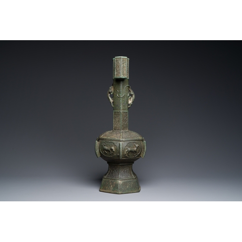 249 - A large Chinese bronze 'touhu' or arrow vase, YuanDescription:H.: 54 cm Weight: 9,2 kgCondition:The ... 