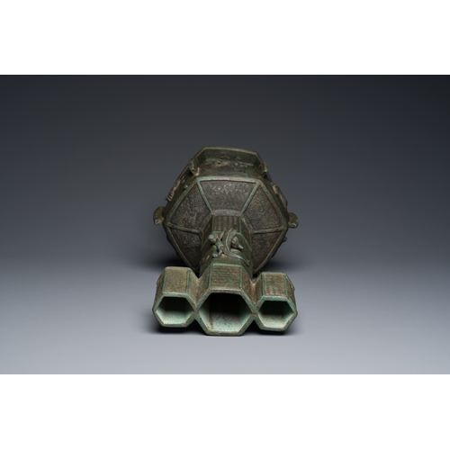 249 - A large Chinese bronze 'touhu' or arrow vase, YuanDescription:H.: 54 cm Weight: 9,2 kgCondition:The ... 