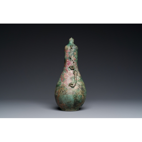 251 - A rare archaic Chinese bronze gourd-shaped vase and cover, 'Hu', Eastern ZhouDescription:H.: 29,4 cm... 