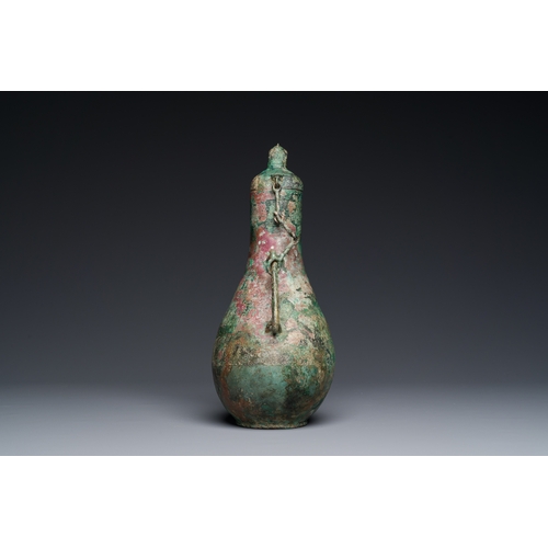 251 - A rare archaic Chinese bronze gourd-shaped vase and cover, 'Hu', Eastern ZhouDescription:H.: 29,4 cm... 