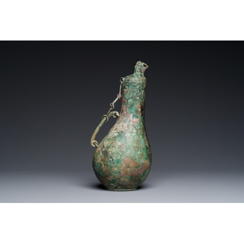 251 - A rare archaic Chinese bronze gourd-shaped vase and cover, 'Hu', Eastern ZhouDescription:H.: 29,4 cm... 