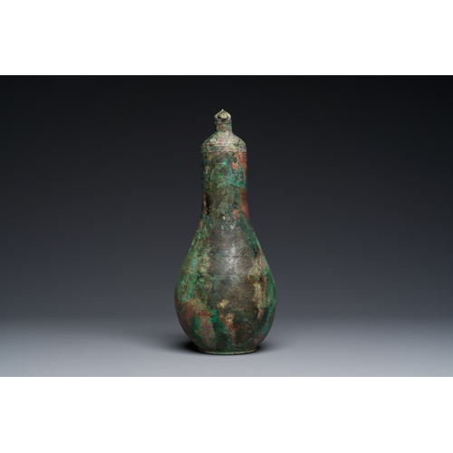 251 - A rare archaic Chinese bronze gourd-shaped vase and cover, 'Hu', Eastern ZhouDescription:H.: 29,4 cm... 