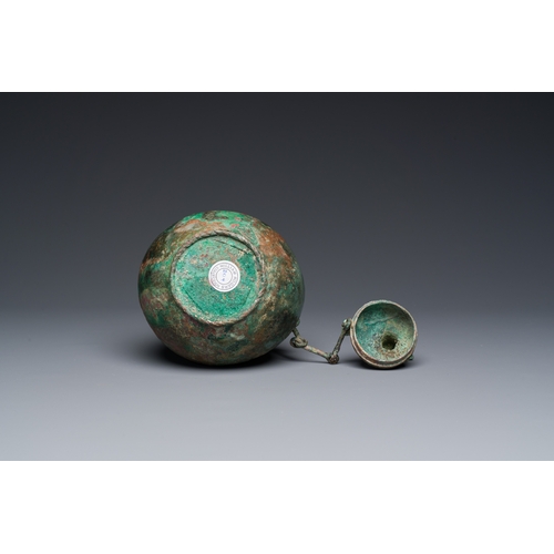 251 - A rare archaic Chinese bronze gourd-shaped vase and cover, 'Hu', Eastern ZhouDescription:H.: 29,4 cm... 