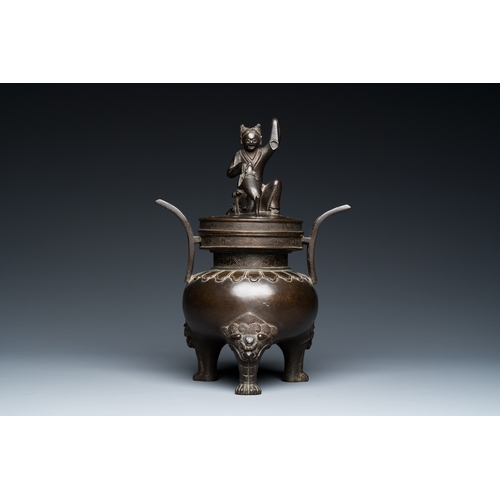 252 - A Chinese bronze tripod censer with Liu Hai and the toad, YuanDescription:H.: 28,5 cm - L.: 20,5 cm ... 