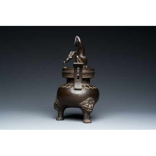 252 - A Chinese bronze tripod censer with Liu Hai and the toad, YuanDescription:H.: 28,5 cm - L.: 20,5 cm ... 