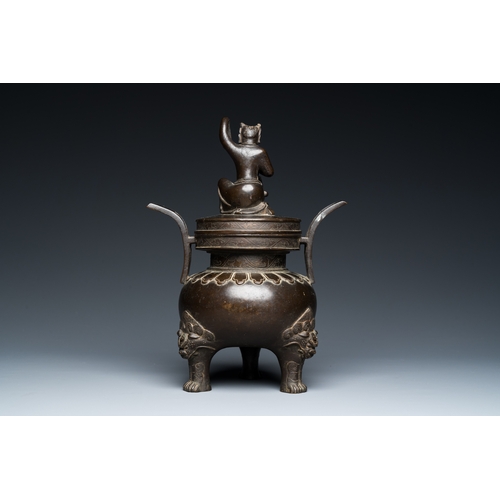 252 - A Chinese bronze tripod censer with Liu Hai and the toad, YuanDescription:H.: 28,5 cm - L.: 20,5 cm ... 