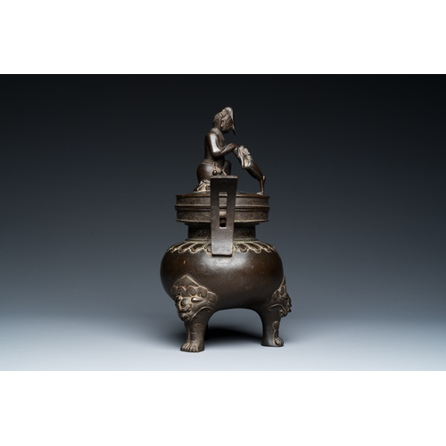 252 - A Chinese bronze tripod censer with Liu Hai and the toad, YuanDescription:H.: 28,5 cm - L.: 20,5 cm ... 