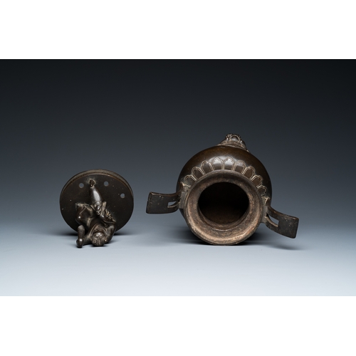 252 - A Chinese bronze tripod censer with Liu Hai and the toad, YuanDescription:H.: 28,5 cm - L.: 20,5 cm ... 