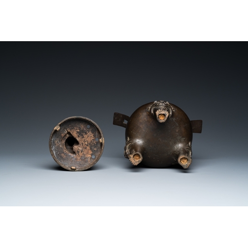 252 - A Chinese bronze tripod censer with Liu Hai and the toad, YuanDescription:H.: 28,5 cm - L.: 20,5 cm ... 