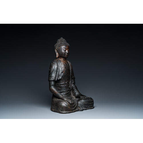 253 - A large Sino-Tibetan bronze Buddha with traces of gilding, MingDescription:H.: 42,5 cm Weight: 10,5 ... 