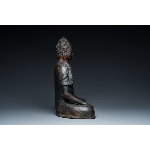 253 - A large Sino-Tibetan bronze Buddha with traces of gilding, MingDescription:H.: 42,5 cm Weight: 10,5 ... 