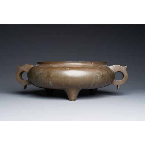 256 - A very large Chinese bronze tripod censer, sixteen-character Xuande mark, 17/18th C.Description:L.: ... 