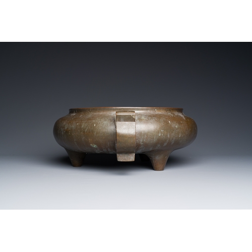 256 - A very large Chinese bronze tripod censer, sixteen-character Xuande mark, 17/18th C.Description:L.: ... 