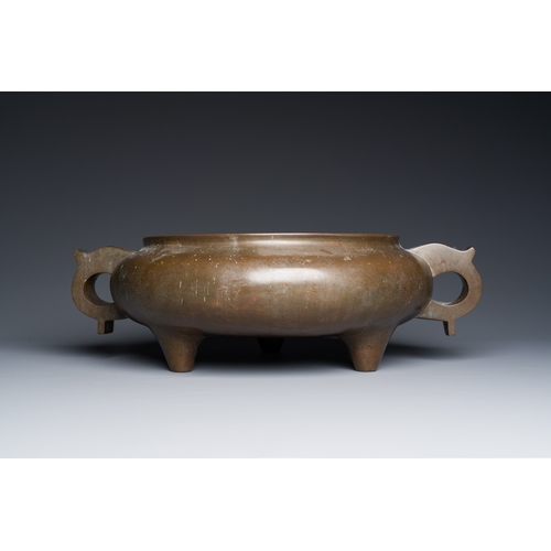 256 - A very large Chinese bronze tripod censer, sixteen-character Xuande mark, 17/18th C.Description:L.: ... 