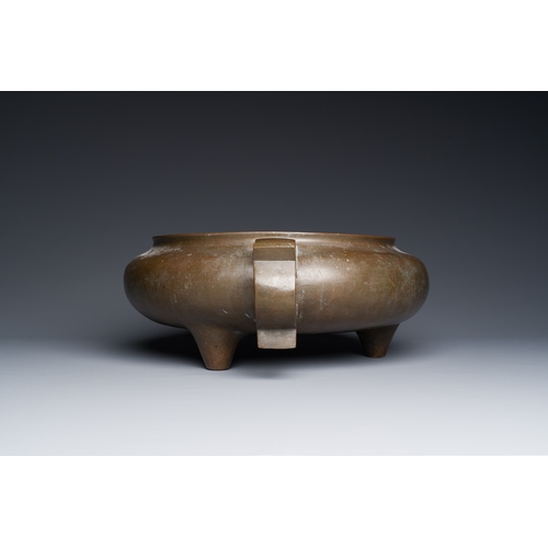 256 - A very large Chinese bronze tripod censer, sixteen-character Xuande mark, 17/18th C.Description:L.: ... 