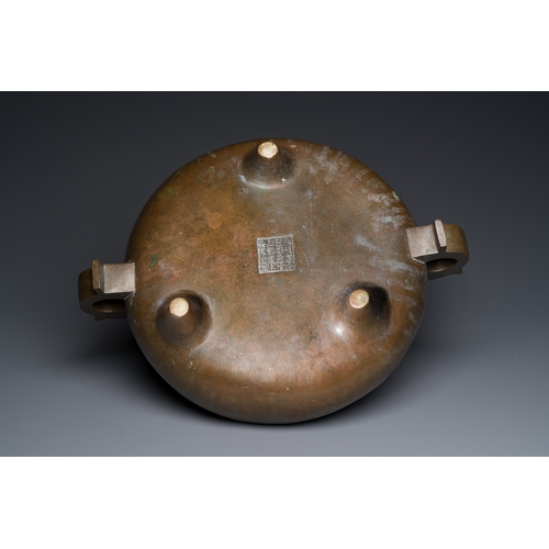 256 - A very large Chinese bronze tripod censer, sixteen-character Xuande mark, 17/18th C.Description:L.: ... 